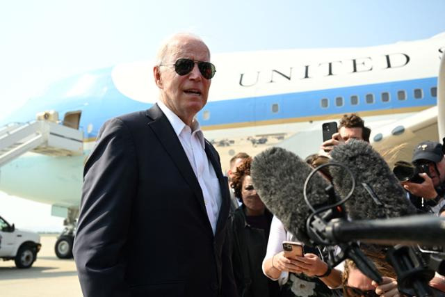 조 바이든 미국 대통령이 22일 오산공군기지에서 일본으로 향하는 전용기 에어포스 탑승을 앞두고 취재진의 질문에 답하고 있다. 평택=AFP 연합뉴스