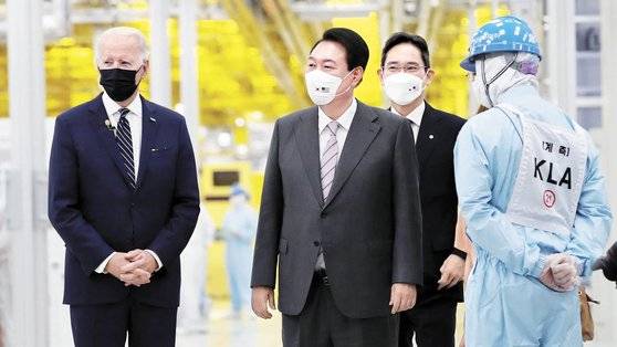 윤석열 대통령과 조 바이든 미국 대통령이 20일 삼성전자 평택캠퍼스에서 이재용 삼성전자 부회장의 안내를 받으며 생산시설을 둘러보고 있다. [대통령실사진기자단]