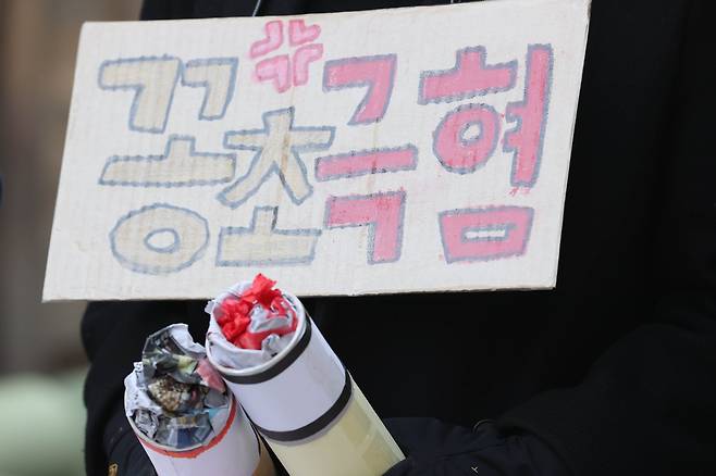 담배꽁초 어택 시민 모임이 지난 2월 서울 강남구 코엑스 앞에서 연 'KT&G와 정부의 담배꽁초 문제 해결 촉구 기자회견' 도중 퍼포먼스를 펼치고 있다. 연합뉴스