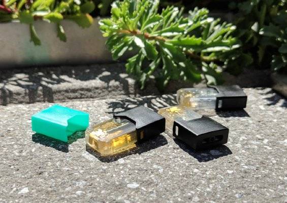 사용 후 길거리에 버려진 전자담배 쓰레기. 사진 트루스 이니셔티브