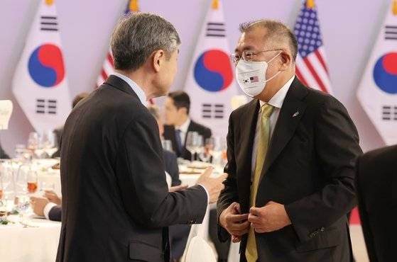 정의선 현대차그룹 회장(오른쪽)과 조태용 주미대사 내정자가 21일 서울 국립중앙박물관에서 열린 조 바이든 미국 대통령 환영 만찬 행사에서 대화하고 있다. [연합뉴스]