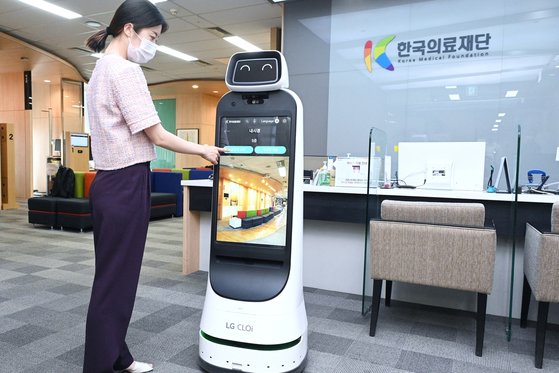 LG전자는 한국의료재단에 'LG 클로이 가이드봇'을 공급했다. [LG전자 제공]