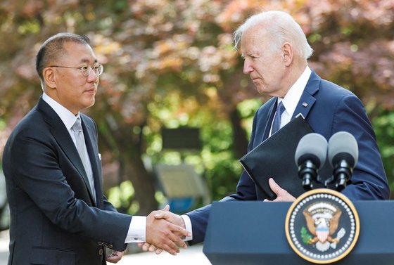 조 바이든 미국 대통령은 22일 서울 그랜드하얏트호텔에서 정의선 현대자동차그룹 회장에게 미국 투자에 대한 감사를 표했다. [로이터=연합뉴스]