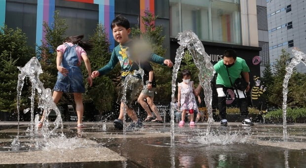 서울 중구 현대시티아울렛 동대문점 바닥 분수대에서 어린이들이 물놀이를 하고 있다. /뉴스1