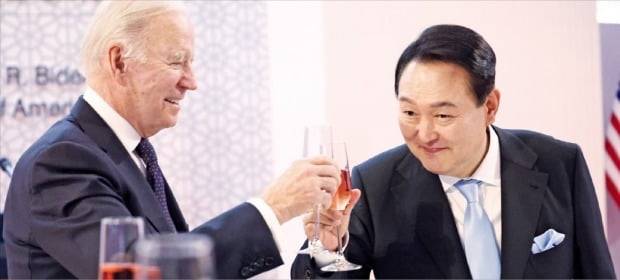 “동맹을 위하여” 윤석열 대통령과 조 바이든 미국 대통령이 지난 21일 서울 용산동 국립중앙박물관에서 열린 한·미 정상회담 환영 만찬에서 와인잔을 부딪치며 건배하고 있다. /대통령실 제공