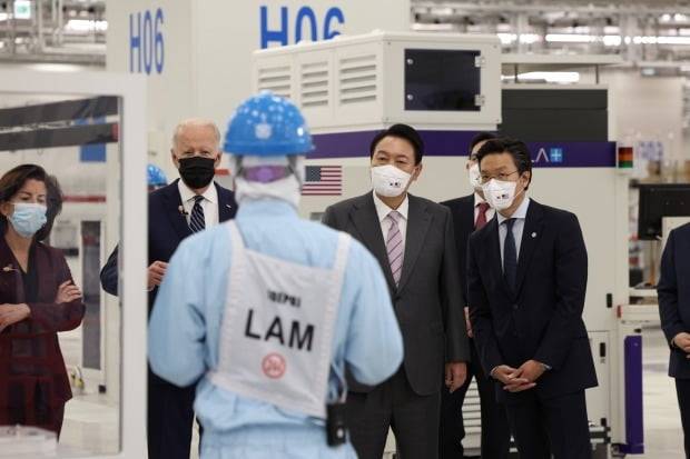 윤석열 대통령과 조 바이든 미국 대통령이 20일 경기 평택 삼성전자 반도체 공장을 시찰하고 있다. /대통령실사진기자단