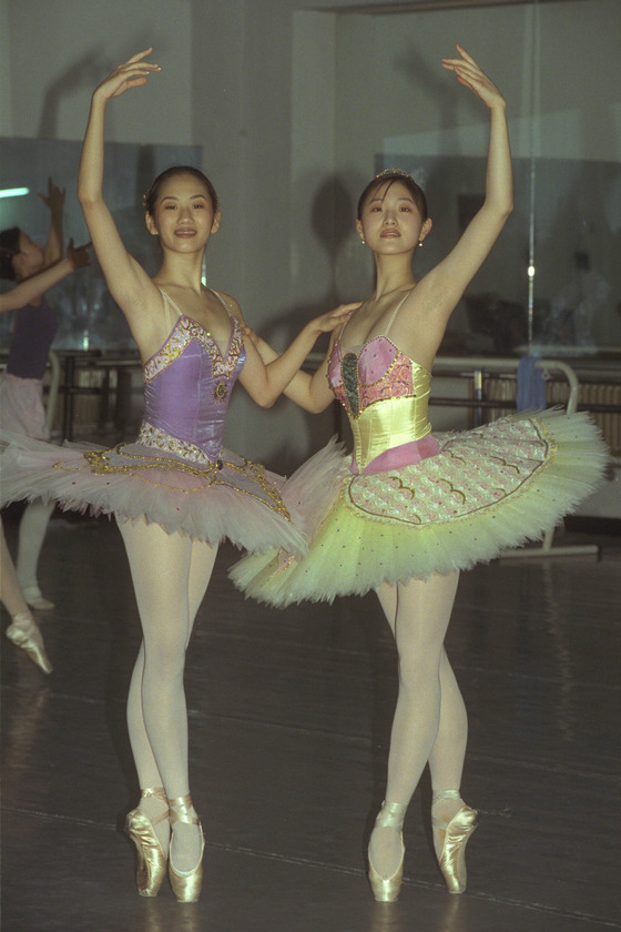 Kim Joo-won, right, before her debut performance ″Le Corsaire″ with the Korean National Ballet in 1998. Left is ballerina Kim Ji-young. [JOONGANG PHOTO]