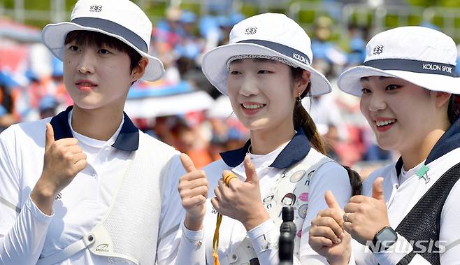 [광주=뉴시스] 류형근 기자 = 광주2022현대양궁월드컵 개막 6일째인 22일 오전 광주 광산구 광주여자대학교 운동장에서 열린 리커브 여자 단체전 결승경기, 안산(광주여대)·최미선(순천시청)·이가현(대전체육회)이 금메달 획득한 뒤 엄지 손가락을 펼쳐보이는 세리머니를 하고 있다. 2022.05.22. hgryu77@newsis.com