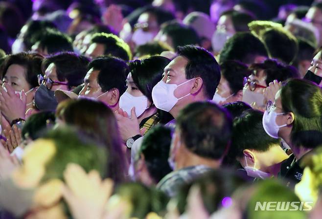 [서울=뉴시스] 전신 기자 = 윤석열 대통령과 부인 김건희 여사가 22일 청와대 본관 앞 대정원에서 열린 KBS 열린음악회에서 공연을 관람하고 있다. 2022.05.22. photo1006@newsis.com