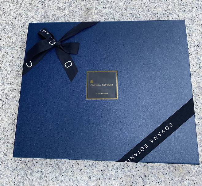 [서울=뉴시스] 윤석열 대통령이 2박 3일 방한 일정을 마치고 떠나는 조 바이든 미국 대통령에게 방한 답례 선물을 했다. 사진은 김건희 여사가 질 바이든 여사를 위해 준비한 마크 로스코 전시 도록. 미국 추상표현주의 미술의 대가인 마크 로스코의 작품이 담긴 도록으로 김건희 여사가 2015년 동 작가의 작품을 국내 전시한 바 있다.  (사진=대통령실 제공) 2022.05.22. photo@newsis.com *재판매 및 DB 금지