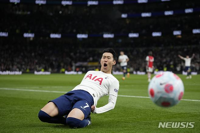 [런던=AP/뉴시스]EPL 21호골을 넣은 뒤 세리머니를 하는 손흥민. 2022.05.12.