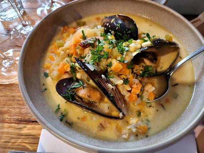 파울스 와인즈 해산물 차우더