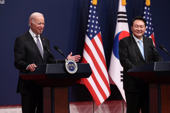 지난 21일 한미정상회담에서 양 국이 ‘경제안보·기술동맹’ 확대에 합의하면서 공급망과 첨단기술 분야를 중심으로 한 협력과 공동 대응에 속도가 붙게 됐다. 조 바이든 미국 대통령과 윤석열 대통령이 21일 용산 대통령실 청사 강당에서 한미정상회담 공동 기자회견을 하고 있다. 2022.5.21 대통령실사진기자단