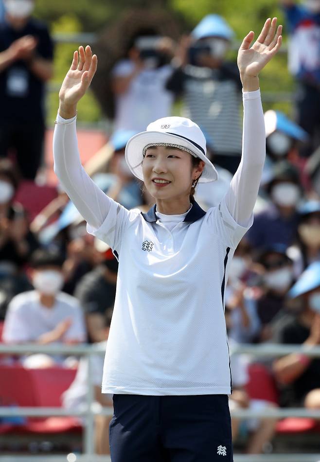 22일 광주여자대학교 특설경기장에서 열린 2022현대양궁월드컵 리커브 여자개인전 시상식에서 최미선이 시상대에 오르며 기뻐하고 있다. 연합뉴스