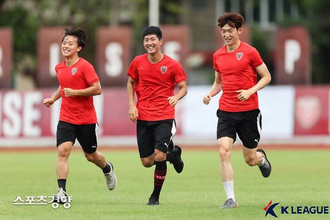 이수빈(가운데)과 이승모(오른쪽) | 프로축구연맹 제공