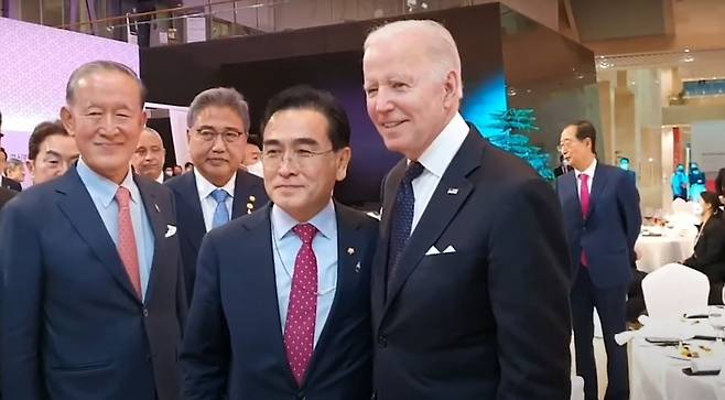 만찬에서 만난 태영호 의원(좌)과 조 바이든 미국 대통령(우) [태영호 의원 유튜브 영상 캡처. 재판매 및 DB 금지]