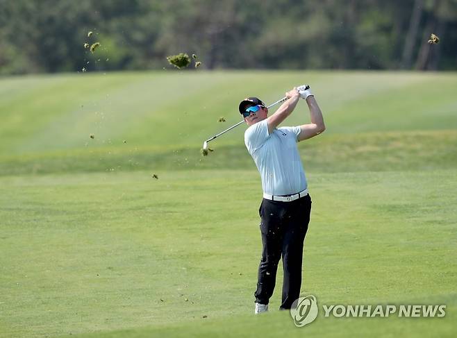 세컨 아이언샷 하는 김민준 (서울=연합뉴스) 김민준이 22일 경상남도 거제시 드비치골프클럽에서 열린 제12회 데상트코리아 먼싱웨어 매치플레이 조별리그 3경기 5번홀에서 세컨 아이언샷하고 있다. 2022.5.22 
    [KPGA 제공. 재판매 및 DB 금지] photo@yna.co.kr