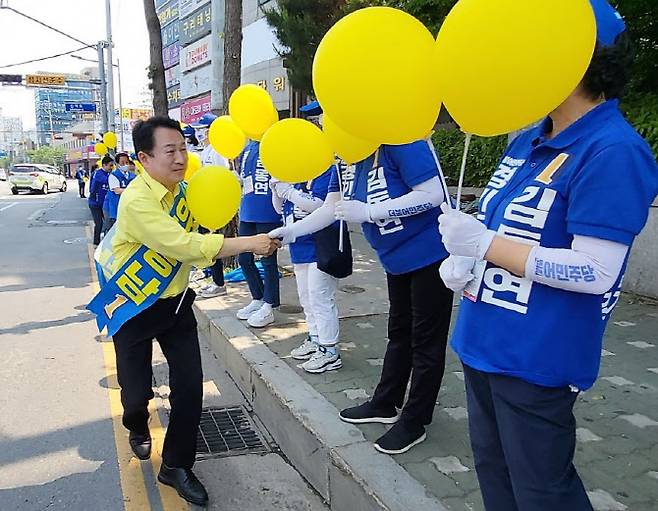 안승남 후보가 선거운동원들과 인사하고 있다.(사진=선거사무소 제공)