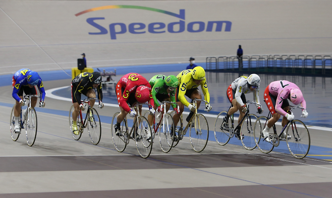 광명 스피돔에서 경륜선수들이 경주를 펼치고 있다, 국민체육진흥공단