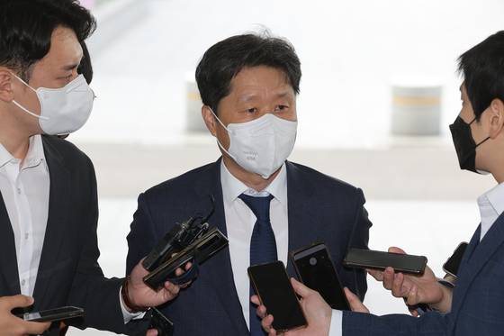 김후곤 신임 서울고검장이 23일 오전 서초구 서울고검으로 출근하며 취재진의 질문에 답하고 있다. 〈사진=연합뉴스〉