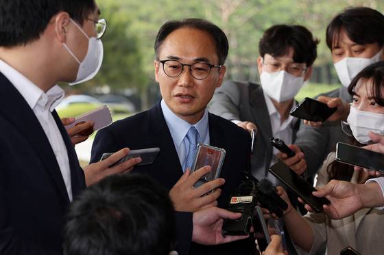 이원석 신임 대검찰청 차장검사가 23일 오전 서울 서초구 대검찰청 청사로 출근하며 취재진의 질문에 답하고 있다. 〈사진=연합뉴스〉