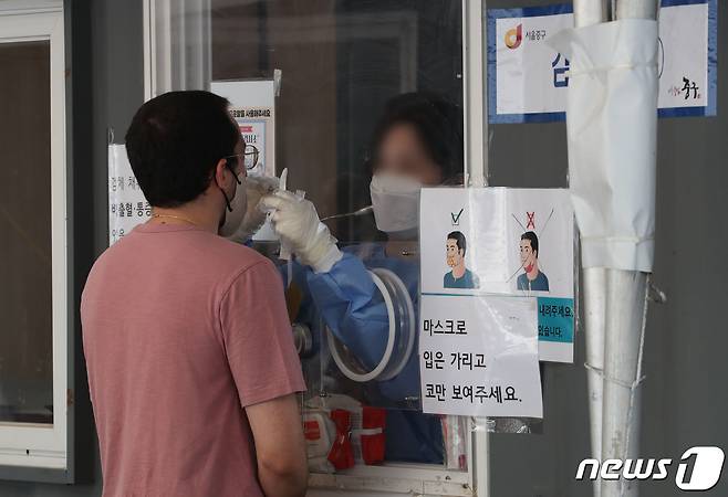 23일 오전 서울 중구 서울역 임시선별검사소에서 한 외국인이 PCR검사를 받고 있다. 질병관리청 중앙방역대책본부(방대본)는 이날 코로나19 신규 확진자가 9,975명 발생했다고 밝혔다. 지난 1월 25일 8,570명 이후 118일 만에 1만 명 아래로 떨어졌다. 2022.5.23/뉴스1 © News1 박세연 기자