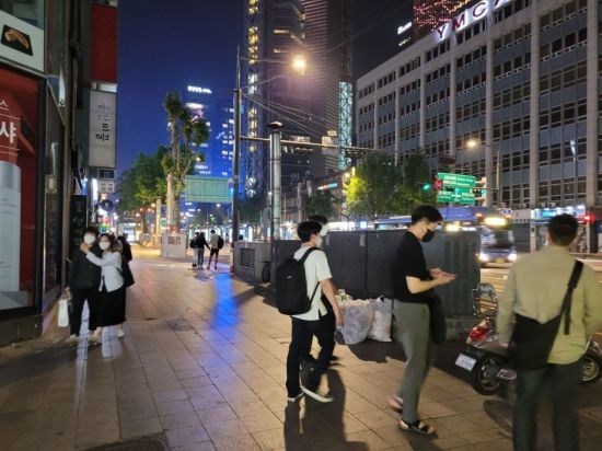 22일 오후 11시께 서울 종각역 인근에서 사람들은 택시 호출을 계속 시도했지만 결국 실패했다. 이들은 지하철이나 심야 버스를 타기 위해 이동했다./사진=공병선 기자 mydillon@