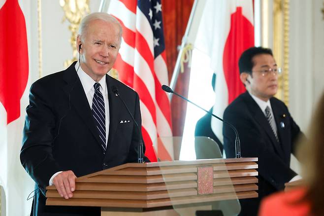 일본에서 기시다 후미오 일본 총리를 만난 조 바이든 미국 대통령. /연합뉴스