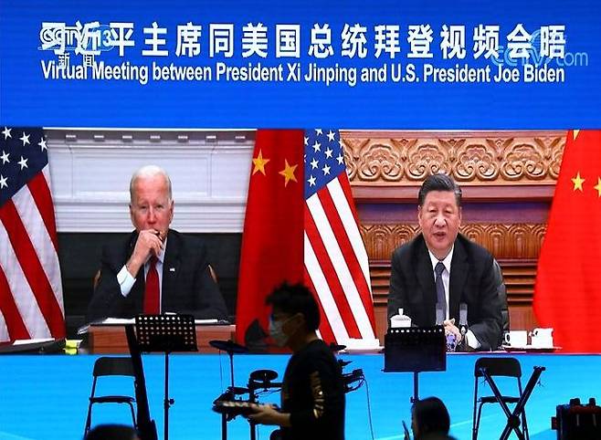 조 바이든 미국 대통령과 시진핑 중국 국가주석이 2021년 11월 16일 화상 회담을 하고 있다.  /로이터 연합