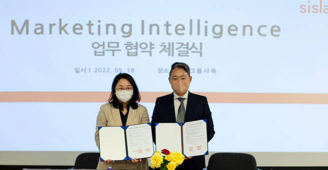 전혜경 씨에스리 이사(사진 왼쪽)와 김정하 시스랩코퍼레이션 대표가 화장품 유통 분야에 특화한 MI 솔루션 개발을 위해 업무협약을 맺었다.