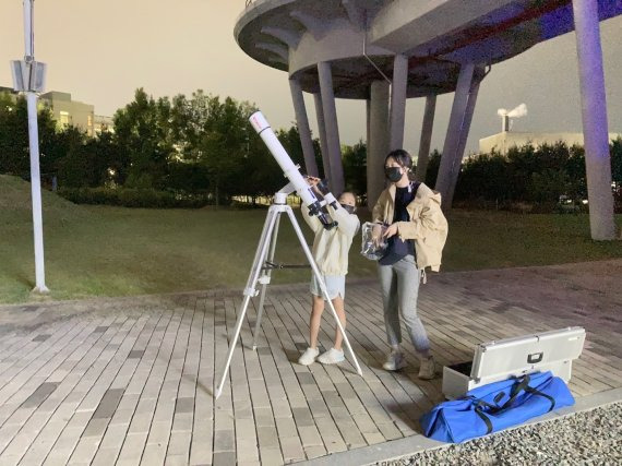 광주과학관에서 마련한 밤하늘 관측대장 프로그램은 학생들이 직접 천체망원경을 조립해 밤하늘을 관측할 수 있다. 광주과학관 제공