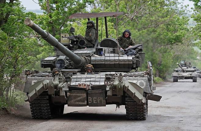 우크라이나 동부 도네츠크주에서 22일(현지시각) 친러시아 도네츠크인민공화국(DPR) 병력이 탱크를 몰고 이동하고 있다. 도네츠크주 / 로이터 연합뉴스