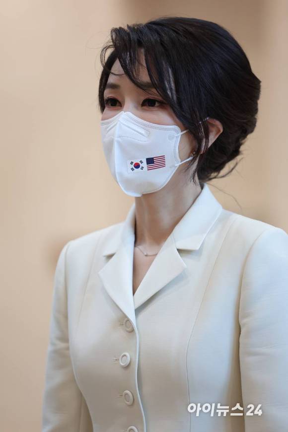 윤석열 대통령 부인 김건희 여사가 지난 21일 서울 용산구 국립중앙박물관에서 조 바이든 미국 대통령을 기다리고 있다. [사진=대통령실 제공]