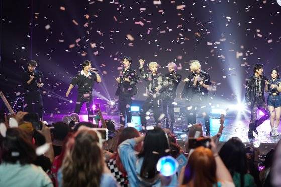 신인 남성 아이돌 크래비티가 ‘케이콘 2022 프리미어 인 시카고’에서 공연하고 있다. [사진 CJ ENM]