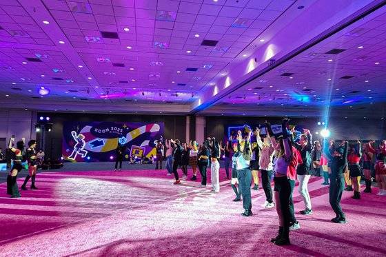 K팝 혼성그룹 랄라리가 20일 ‘케이콘 2022 프리미어 뷰잉파티 인 LA’에서 참가자에게 르세라핌의 ‘피어리스’ 안무를 가르치고 있다. [사진 CJ ENM]