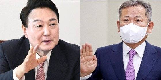 윤석열 대통령과 이상민 행정안전부 장관. 이 장관은 윤 대통령의 충암고와 서울법대 후배다. 이 장관은 '검수완박'에 따른 '경찰공화국' 우려를 해소할 대책 마련에 당분간 집중할 전망이다. [연합뉴스, 중앙포토]