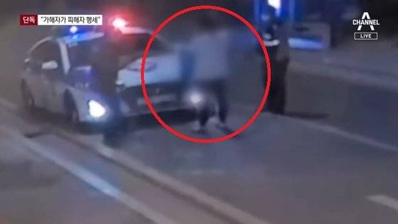 70㎝가량의 플라스틱 막대를 이용해 직원을 폭행해 숨지게 한 스포츠센터 대표 B씨가 구속됐다. [채널A 뉴스 캡처]