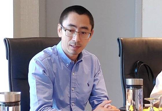 준 장 화웨이 아시아태평양 대외협력·홍보부문 부사장이 18일(현지시간) 싱가포르 만다린 오리엔탈 호텔에서 열린 기자간담회에서 화웨이의 미래 사업 전략을 설명하고 있다. [사진 화웨이]