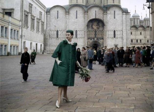 1959년 러시아 모스크바에서 열린 첫 디올 패션쇼에서 선 보인 이브 생 로랑의 트라페즈 라인. 출처= www. dior.com