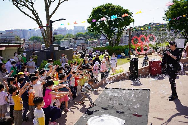 지난 5일 어린이날 100주년을 맞아 서울 종로구 창신동에 위치한 산마루놀이터에서 놀이 축제가 열리고 있다. 종로구 제공