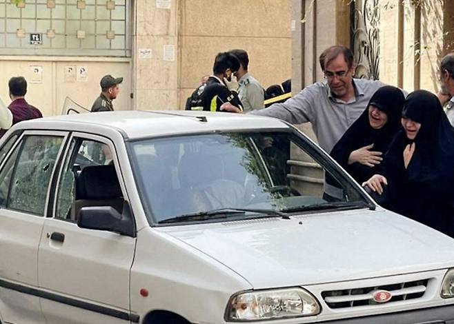 하산 사야드 호다에이 이란 혁명수비대 대령이 22일(현지시간) 테헤란 자택 인근에서 괴한의 총격으로 숨졌다. 호다에이 대령의 유족들이 사건 현장을 찾아 오열하고 있다. 테헤란|로이터연합뉴스
