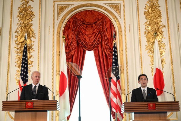 조 바이든 미국 대통령(왼쪽)과 기시다 후미오 일본 총리가 23일 일본 도쿄 모토아카사카의 영빈관에서 양자회담을 마치고 기자회견을 하고 있다. 연�u뉴스