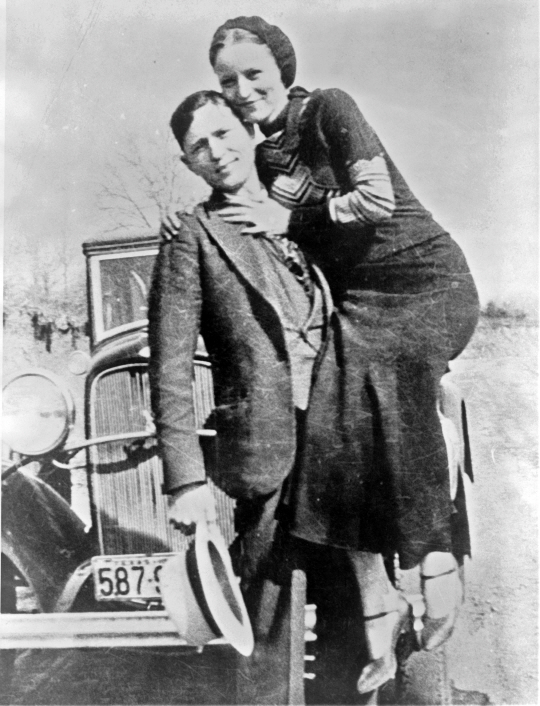 미국의 유명한 범죄 커플 클라이드 배로(왼쪽)와 보니 파커. 이들의 이야기를 소재로 한 다양한 영화와 뮤지컬이 제작돼 대중의 사랑을 받았다.  자료사진