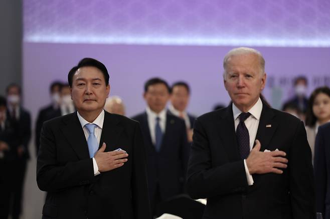 윤석열 대통령과 조 바이든 미국 대통령이 21일 오후 서울 용산 국립중앙박물관에서 열린 환영 만찬에서 국기에 경례하고 있다. [대통령실 제공]