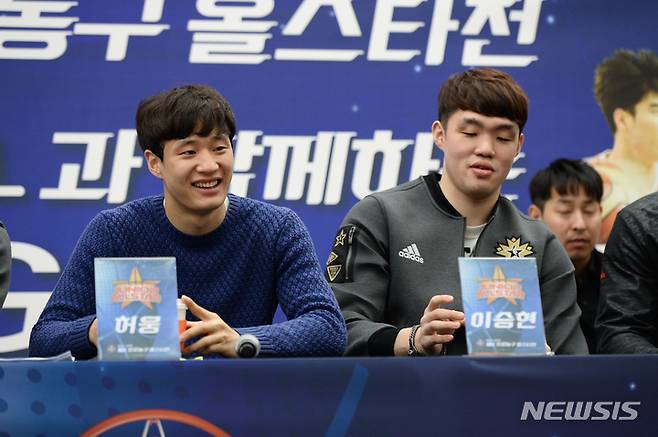 [서울=뉴시스]허웅(왼쪽)과 이승현 (사진 = KBL 제공)