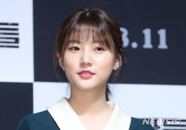 【서울=뉴시스】조수정 기자 = 배우 김새론이 영화 '동네사람들' 제작보고회가 열린 8일 오전 서울 강남구 CGV압구정에서 질문을 듣고 있다. 영화 '동네사람들'은 오는 11월 개봉한다.  2018.10.08. chocrystal@newsis.com