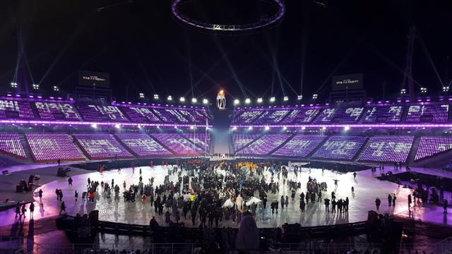 지난 9일 평창동계올림픽 개회식이 끝난 후 출연진 2200여명이 단체 사진을 찍기 위해 평창 올림픽플라자 무대 위에 모이고 있다. 관중석에는 발광다이오드(LED) 조명이 만든 출연진 이름이 하나씩 나타났고 전광판에는 감사 영상이 5분간 상영됐다. 평창동계올림픽조직위원회 제공