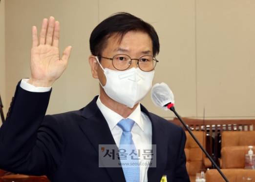 국회 청문회 당시 선서하는 이정식 고용노동부 장관