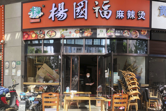 상하이의 한 식당이 22일 문을 열고 영업하기 위한 준비를 하고 있다. AP연합