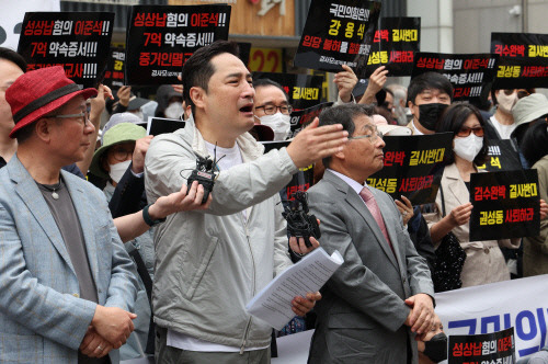 국민의힘 복당이 불허된 강용석 변호사가 서울시 여의도 국민의힘 당사 앞에서 ‘검수완박’ 법안의 국회의장 중재안에 여야가 합의한 것을 비판하는 기자회견을 하고 있는 모습. 국회사진기자단